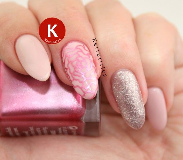 Kerruticles's tweet image. Pale pink #gelnails with #stamping and #glitter ckerr.net/2E5ifxS Using #blueskynails QXG210 (Lace) and 63903 (Fairy Dust), plus @uberchicbeauty 7-01 and @2trueUK Aphrodite