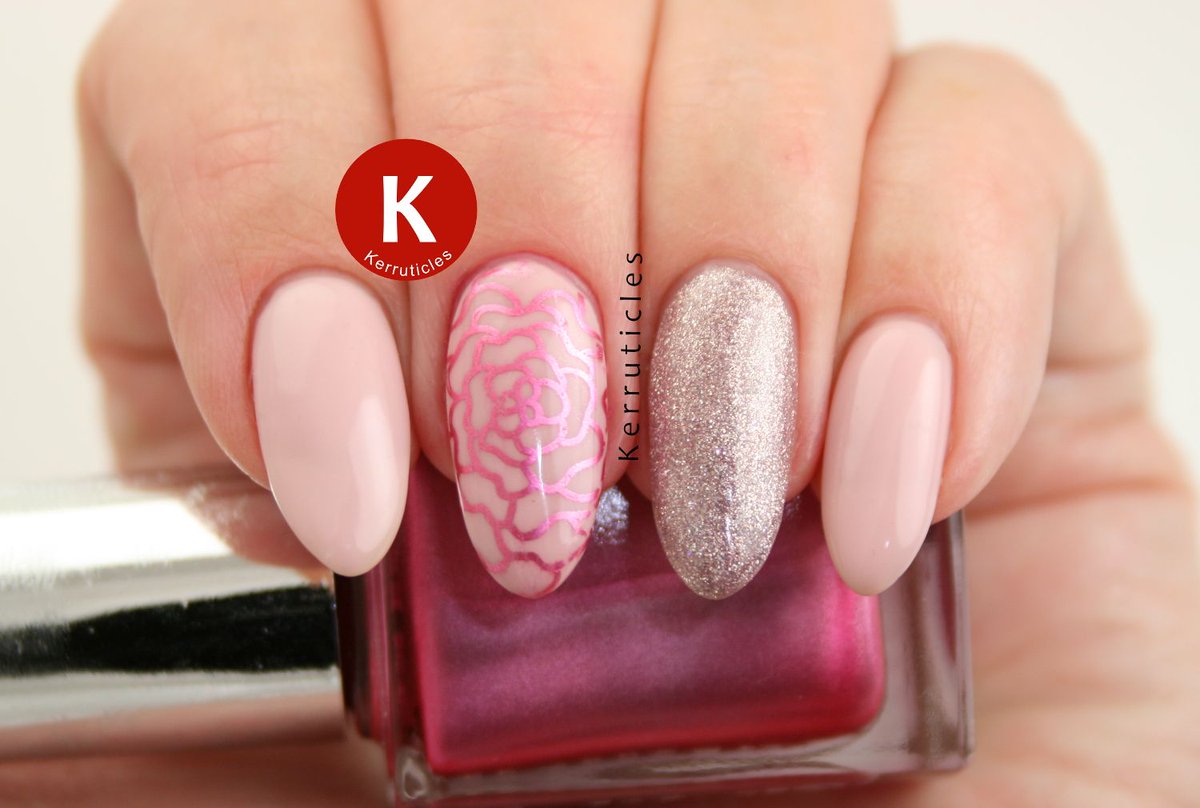 Kerruticles's tweet image. Pale pink #gelnails with #stamping and #glitter ckerr.net/2E5ifxS Using #blueskynails QXG210 (Lace) and 63903 (Fairy Dust), plus @uberchicbeauty 7-01 and @2trueUK Aphrodite