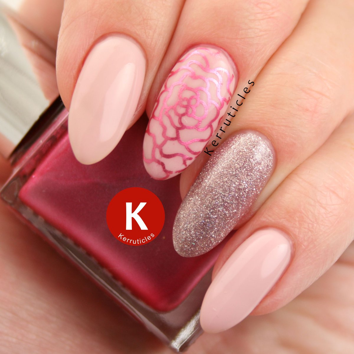 Kerruticles's tweet image. Pale pink #gelnails with #stamping and #glitter ckerr.net/2E5ifxS Using #blueskynails QXG210 (Lace) and 63903 (Fairy Dust), plus @uberchicbeauty 7-01 and @2trueUK Aphrodite
