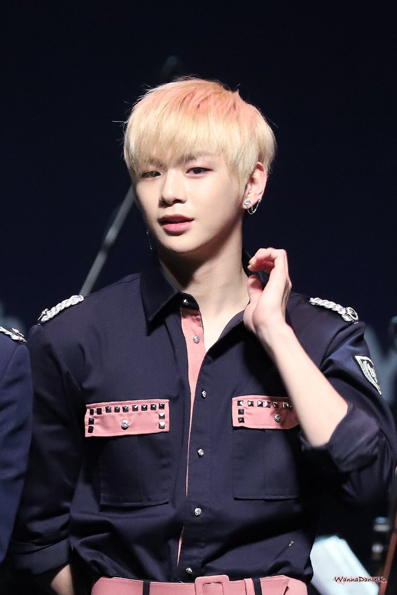 wannaDanielK's tweet photo. 180123 이데일리 / 예쁘다 정말  #강다니엘 #워너원 #Wannaone #Daniel https://t.co/nGzKqz2thS
