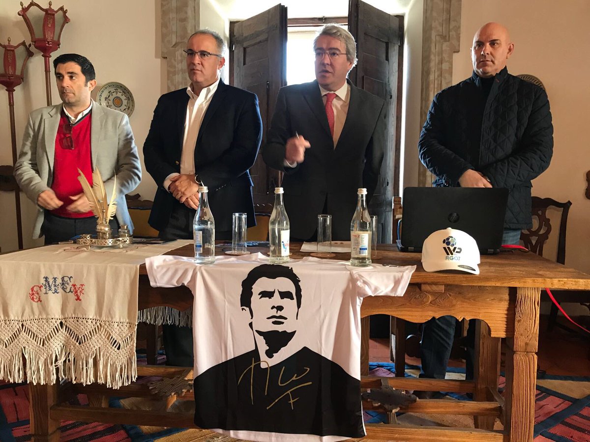 ivpsport's tweet photo. Official launch of the IVP Euro Cup Portugal 2018. In the picture, our CEO and Board Member Francisco Borrero, Castelo de Vide Mayor Antonio Pita and other personalities.
#luisfigo #ivpbyfigo7 #soccer https://t.co/EAFKYVdyI8