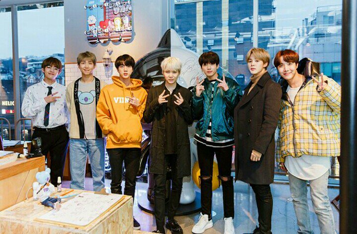 btsarmy_id's tweet photo. Hello~ #BT21 #LINEFRIENDS https://t.co/431kDmUWhZ
