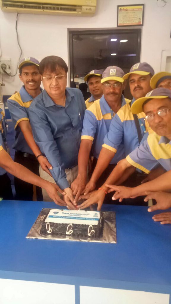 ShrutiJoshi2012's tweet photo. Celebration of 42nd Foundation day Ravi Auto Worli @BPCLRetail @BPCLSubhankar @bpcretailmumbai @BPCLimited https://t.co/dXyteYIAQO