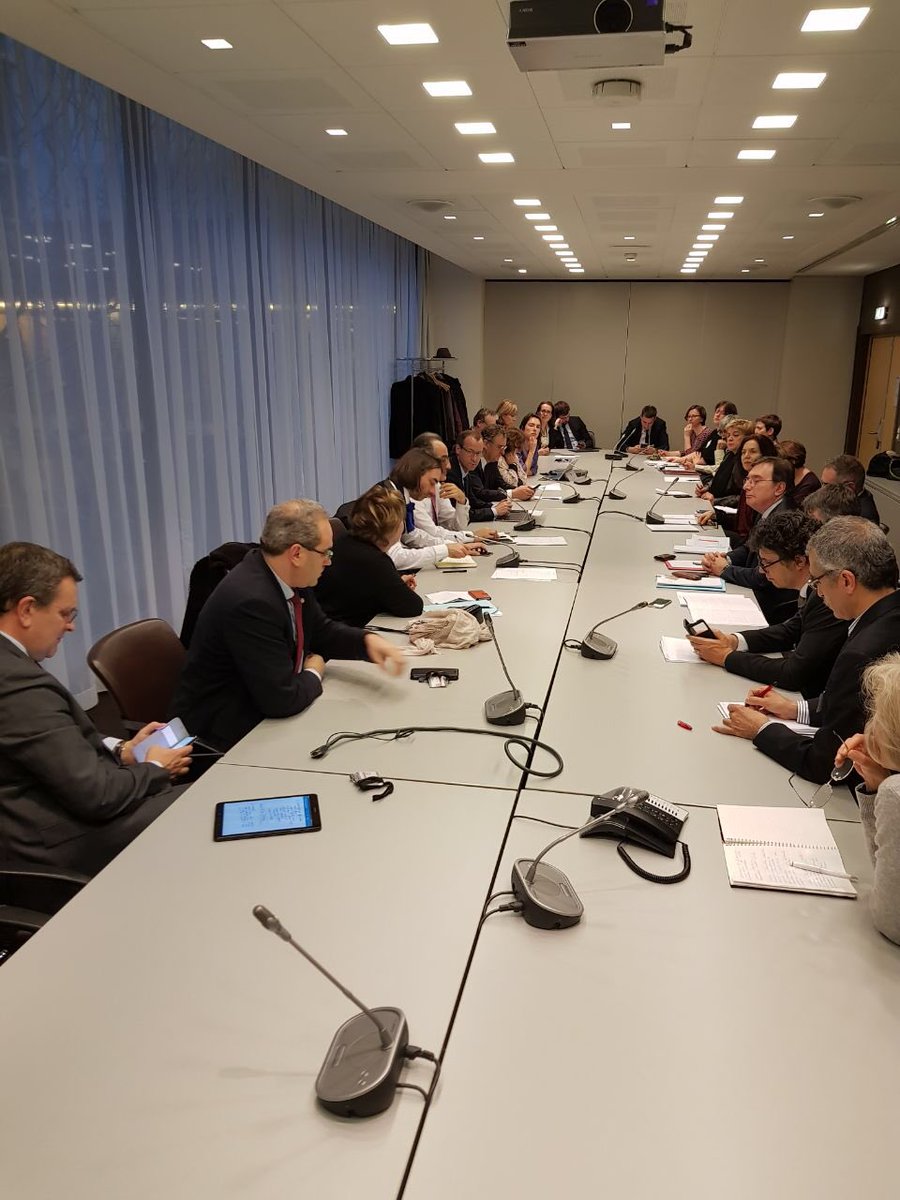 "Les mathématiques sont la poésie des sciences" (L. Senghor)... Comment restaurer la confiance, le rêve et le plaisir dans l'enseignement mathématique ? Dialogue passionné entre parlementaires et experts ès mathématique