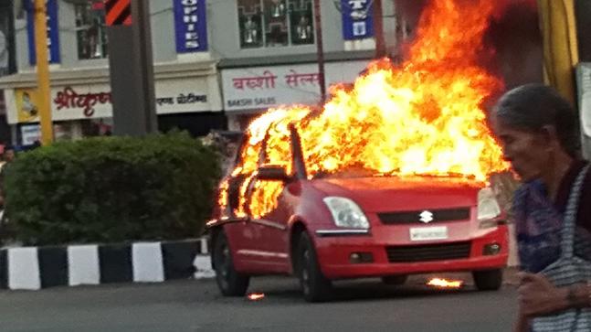 Karni Sena activists accidentally torch own member's car during protest against release of movie Padmaavat
indiatoday.in/india/story/ka…