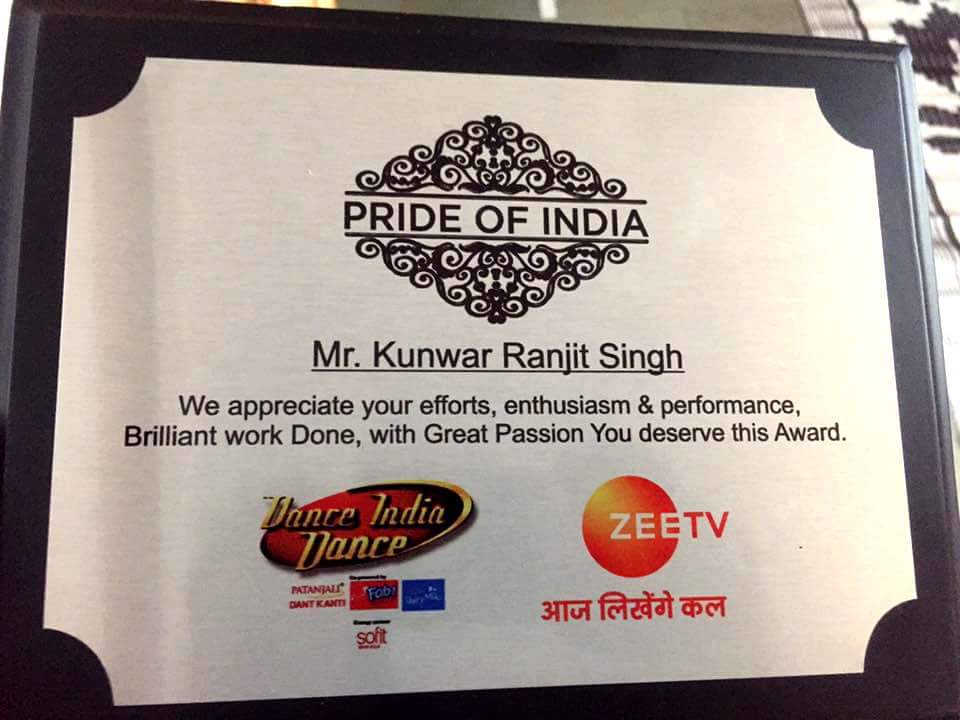 IndoreTalk's tweet photo. Pride of Indore बने Pride of India! इंदौर के सिंघम रणजीत भाई को ज़ी टीवी ने Dance India Dance के मंच पर योग गुरु स्वामी रामदेव द्वारा Pride of India के सम्मान से नवाज़ा है l

#Indore #IndoreTalk #RanjeetSingh #IndoreSingham #SuperCop #Indori #SwamiRamdev #DiD2017 #ZeeTV https://t.co/ciMTFqc0Wb