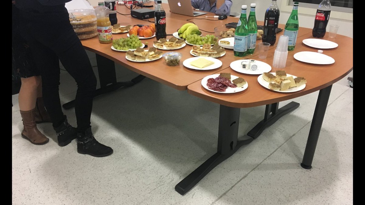 Rhazelovitch's tweet photo. Déballage en cours, on aura trop de bouffe évidemment. Succès de l’opération. #LTStaff https://t.co/Vw4Utcf4hu