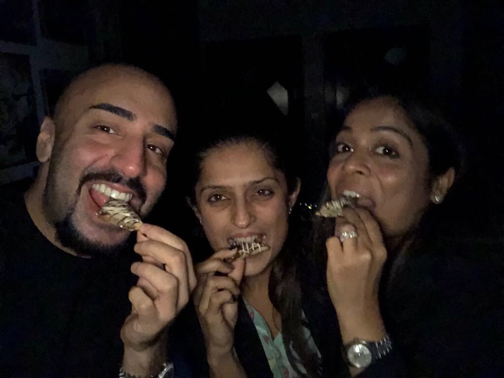 TheVineetBhatia's tweet photo. These 3 claim CHOCOMOSA has brought Chocohappiness in their lives the last 12 years! And I’m chocodelighted to hear it !!
.
#vineetbhatia #vineat #chefvineet #cheftraveller #globalindian #chocomosa #chocolate #samosa #chocolatesamosa #happiness https://t.co/s6mxNoQtT2