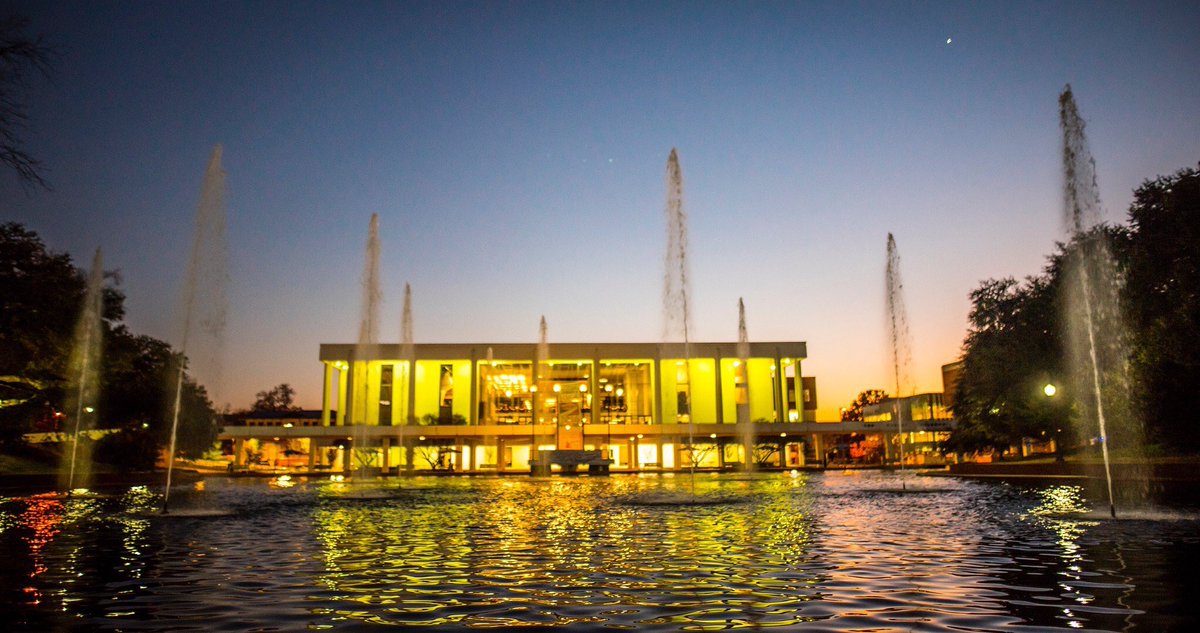 ClemsonUniv's tweet photo. The @ClemsonLibrary likes to show-off at night! 🌙 https://t.co/IKZhWjpygm