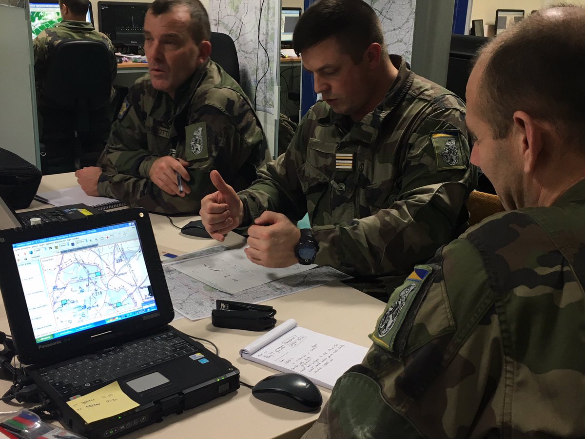 CENTACOfficiel's tweet photo. Des chasseurs en #PrepaOps o #Centac 2 SGTIA +1 centre ops #16BC déployés sur le système de simu OPOSIA. Travail des procédures, tests des savoir-faire. Le combat est simulé, pas les conseils des analystes du #Centac ! Réelle + value avant 1 départ sur #Barkhane 👍 @armeedeterre https://t.co/lEnan5UZXX