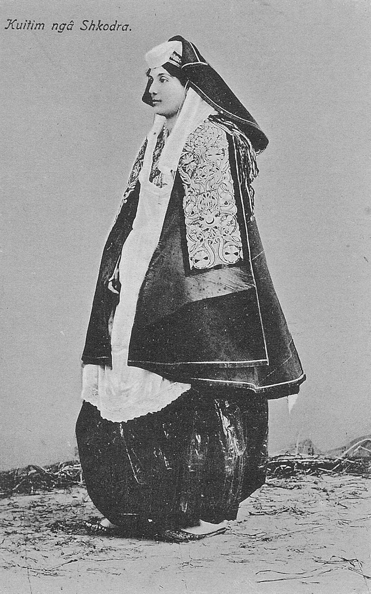 " الحجاب في أشقودرة 1898 م " نساء من مدينة أشقودرة في البانيا بلباسهم الشعبي (من تصوير الايطالي بيترو ) قبل مائة عام