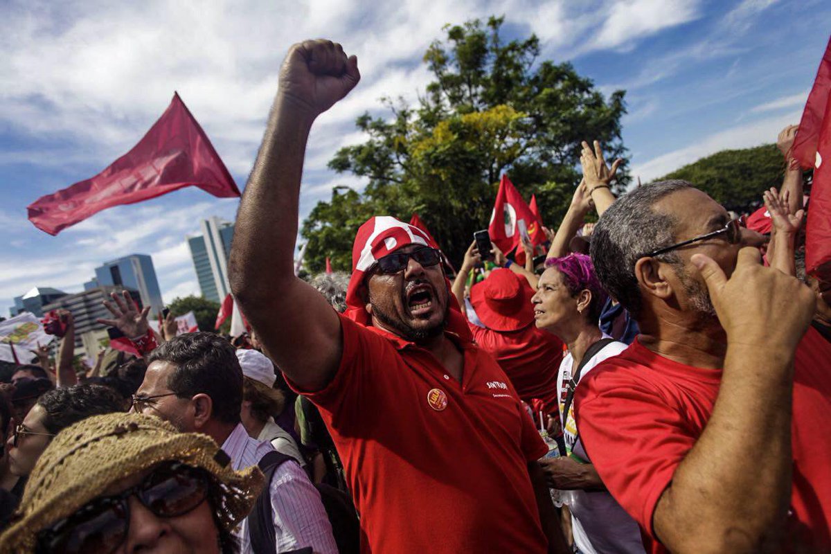 MidiaNINJA's tweet photo. O sol forte de Porto Alegre não desmobilizou a vigília dos militantes do Acampamento da Democracia, que estão acompanhando o julgamento de #Lula no TRF4.
Fotos: Mídia NINJA

#CadêAProva #EleiçãoSemLulaÉFraude https://t.co/AxNnq7KSrP