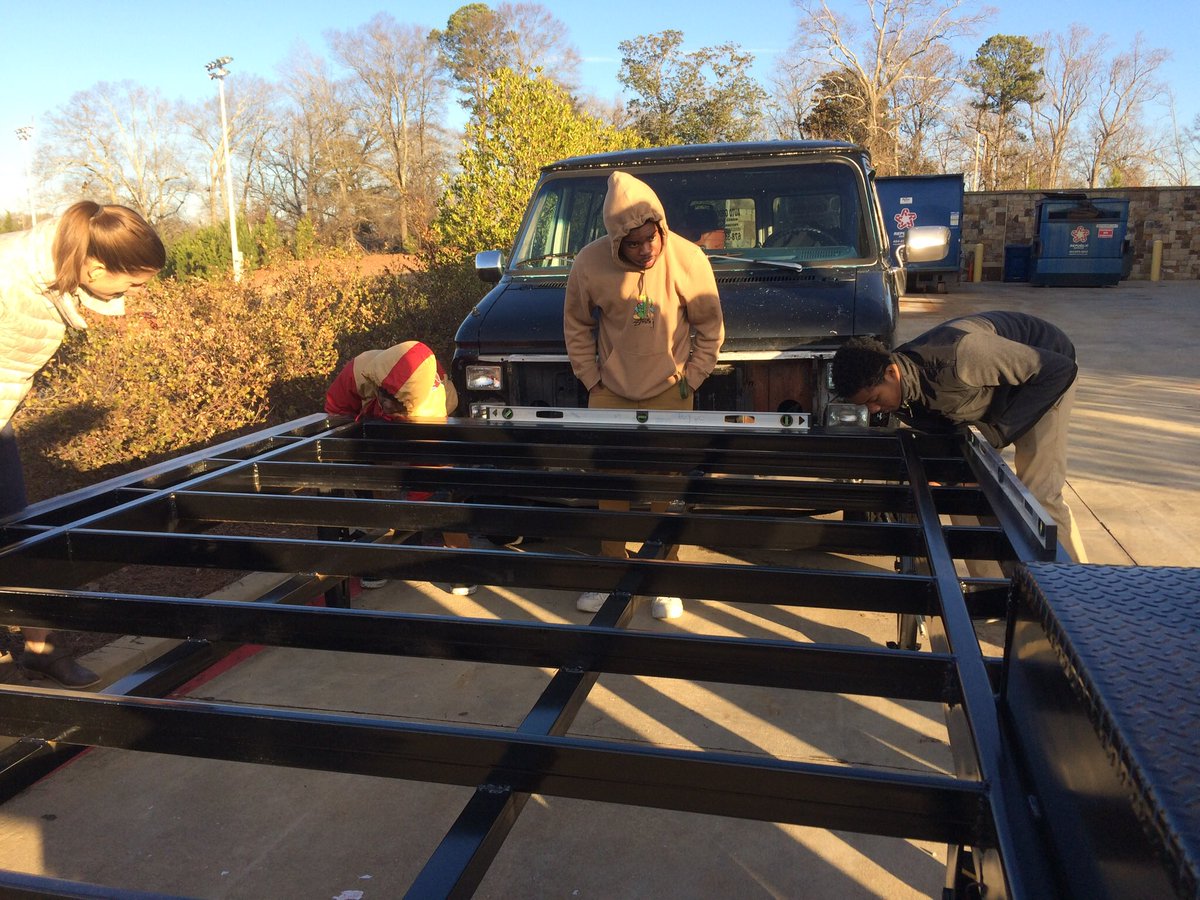 9DCSBuilders's tweet photo. We leveled our trailer in preparation for building today in class. https://t.co/NpD4x8YsJd