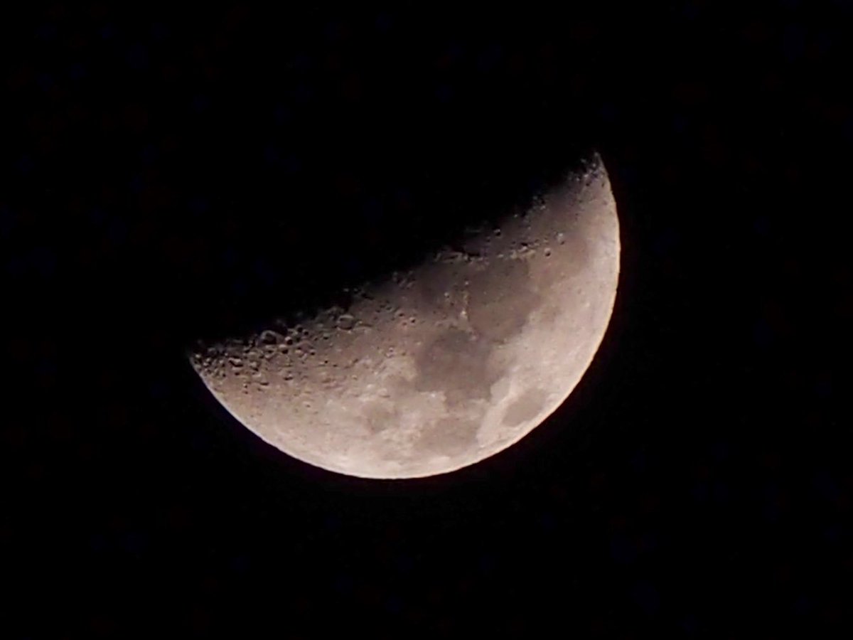 doctorsnowman25's tweet photo. 今宵の月🌛
今夜はめっちゃ冷えている。短時間で手の感覚がなくなってしまうほど。
水道凍結には注意！
（札幌市中央区） https://t.co/vU23luw7Ur