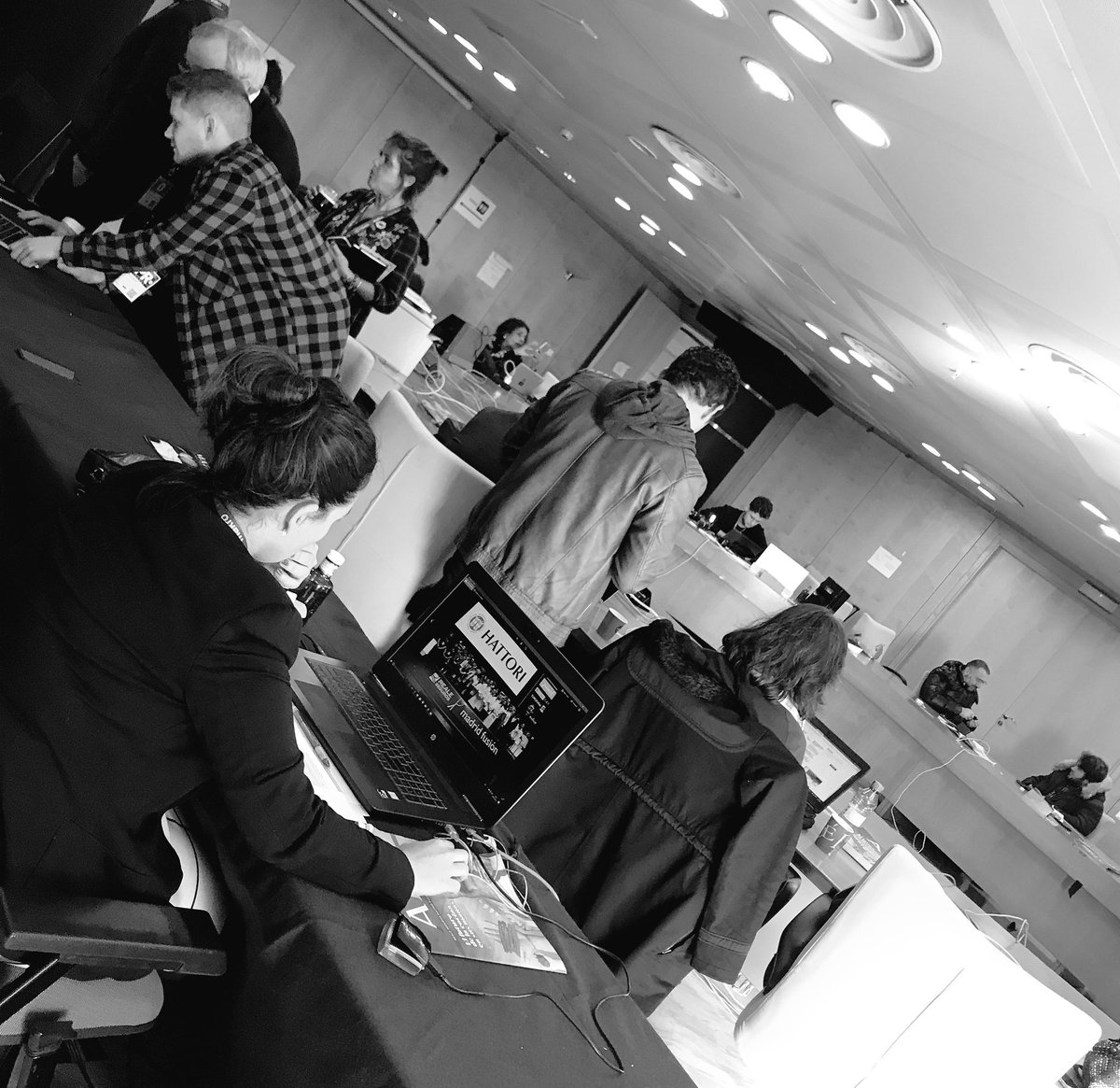 #realemf18 Sala de prensa. Desde las 11:30 un/a periodista de la CV escribiendo su crónica. Lo que se está perdiendo, el/la pobre... 😂 #estoespasión #lodemásnoimporta