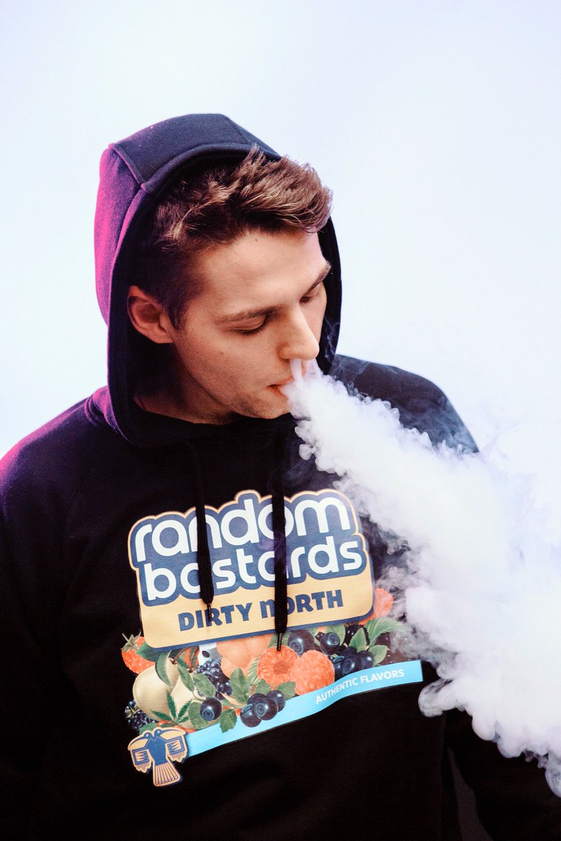 randombastards's tweet photo. ☁️
🍬 ”KARRA” Hoodie/Tee/Skate
📦 Online torsdag 20:00
📸 @oskarsandstroem
#RandomBastards https://t.co/9k2FSXJRRH