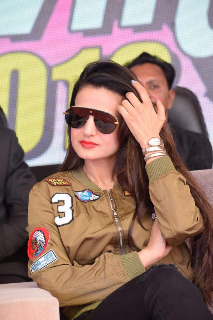 ameesha_patel's tweet photo. Today’s event in Nagpur 👍🏻👍🏻 https://t.co/42xmbzIE8T