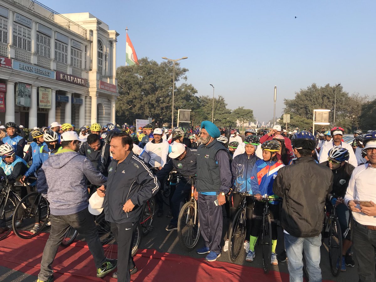 centralsshpcl's tweet photo. Saksham Cyclothon taken place on 21st January 2018 ! Hosted by @HPCL_Delhi ! Flagged off at the only @HPCL Fuel Station in @connaughtplace1 ! 

Let’s take a pledge to not waste fuel and provide responsible mobility to our Future Generations ! https://t.co/CChdt9G3Ch