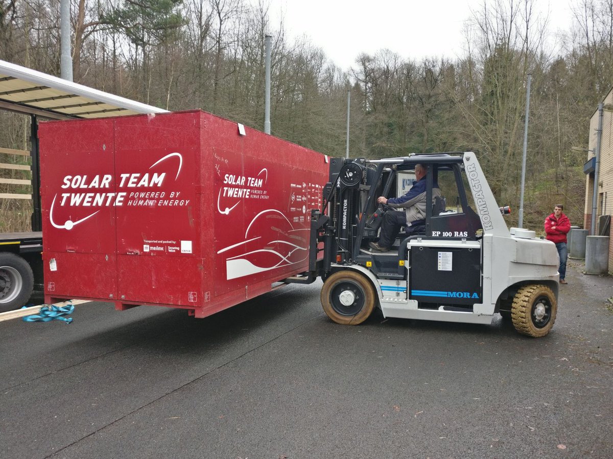 solarteamtwente's tweet photo. Vandaag is de transportbox aangekomen! RED Shift is weer terug in Nederland. Morgen zal ze voor het eerst weer stralen in het middelpunt van onze partners! #SolarTeamTwente #transport #TheREDchallenge https://t.co/SP7nEOeaWi