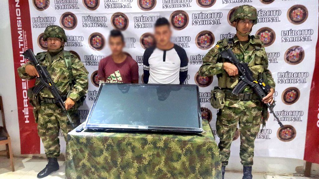 Ejercito_Div5's tweet photo. Nuestros héroes #BatallónCaicedo #ComandoZeus evitaron el robo de varios elementos de una escuela en zona rural de #Chaparral. En flagrancia fueron capturados 3 hombres, entre ellos un menor de edad
El Nuevo Día https://t.co/2c5gcGfkbQ https://t.co/L4nawZB2XJ