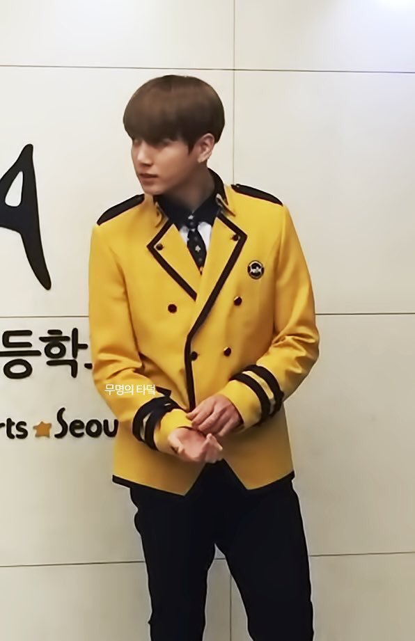 jeonglows's tweet photo. remember when jungkook went to school looking all cute and innocent in his uniform after he basically did a kind of strip tease on stage the night before #iHeartAwards #BestBoyBand #BTS @BTS_twt https://t.co/l6Kd0LoHvI