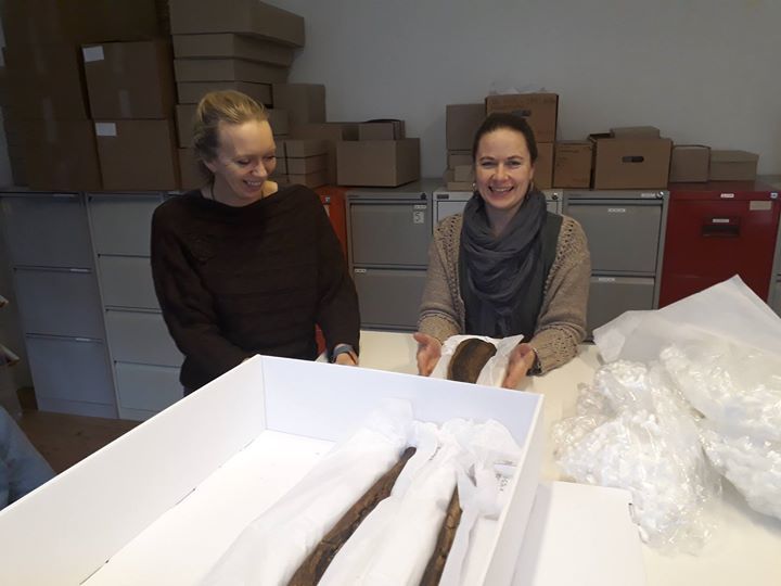 kroppedalmuseum's tweet photo. I dag modtog vores konservator Mette og arkæolog Maria en særlig pakke. En 2000 år gammel sag vendte hjem, og det bragte altså de helt store smil frem. Vi er lige i gang med at fotografere genstandene, og så skal vi nok fortælle mere. #arkæologi #jernalder https://t.co/Yhr93wX9IE
