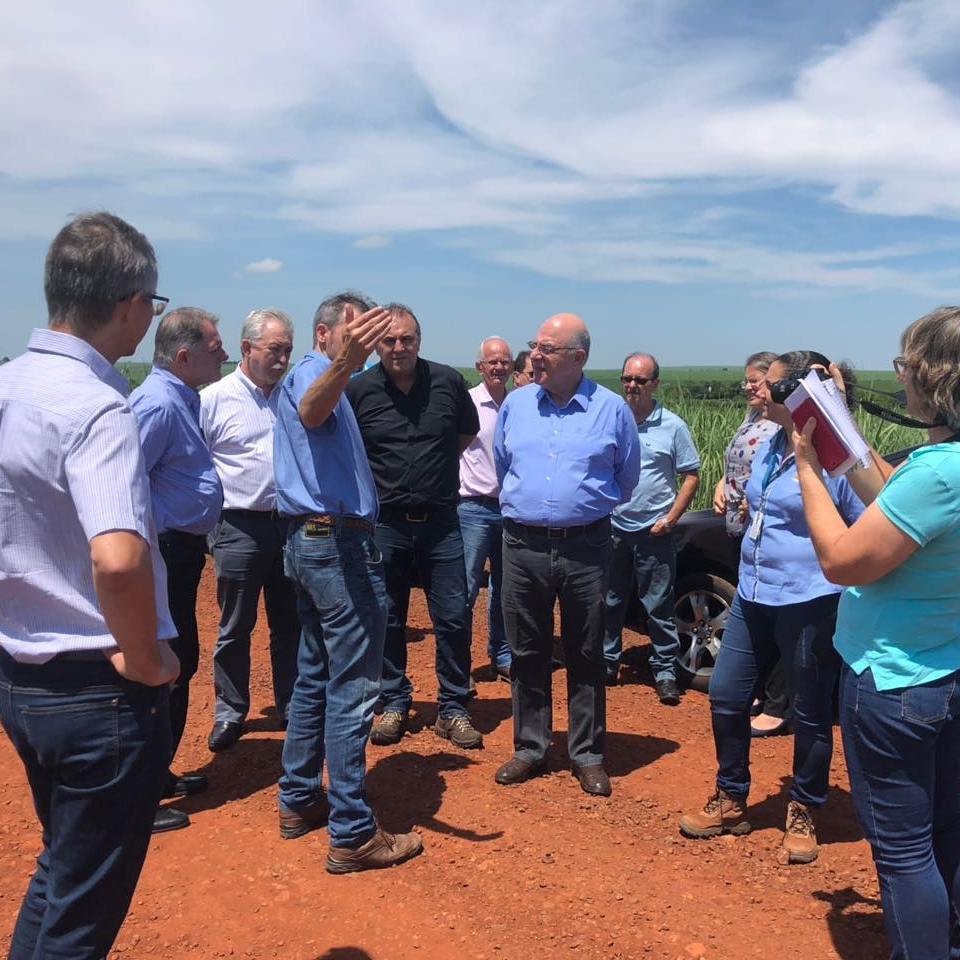 ArnaldoJardim's tweet photo. Os moradores de Cândido Mota terão melhores condições de escoamento da produção agropecuária e com a recuperação da estrada rural CDM 172, pelo Programa Melhor Caminho/Pontos Críticos, do @governosp. Hoje visitei as obras, executadas pela @agriculturasp por meio da #Codasp https://t.co/czvCJ2T3AK