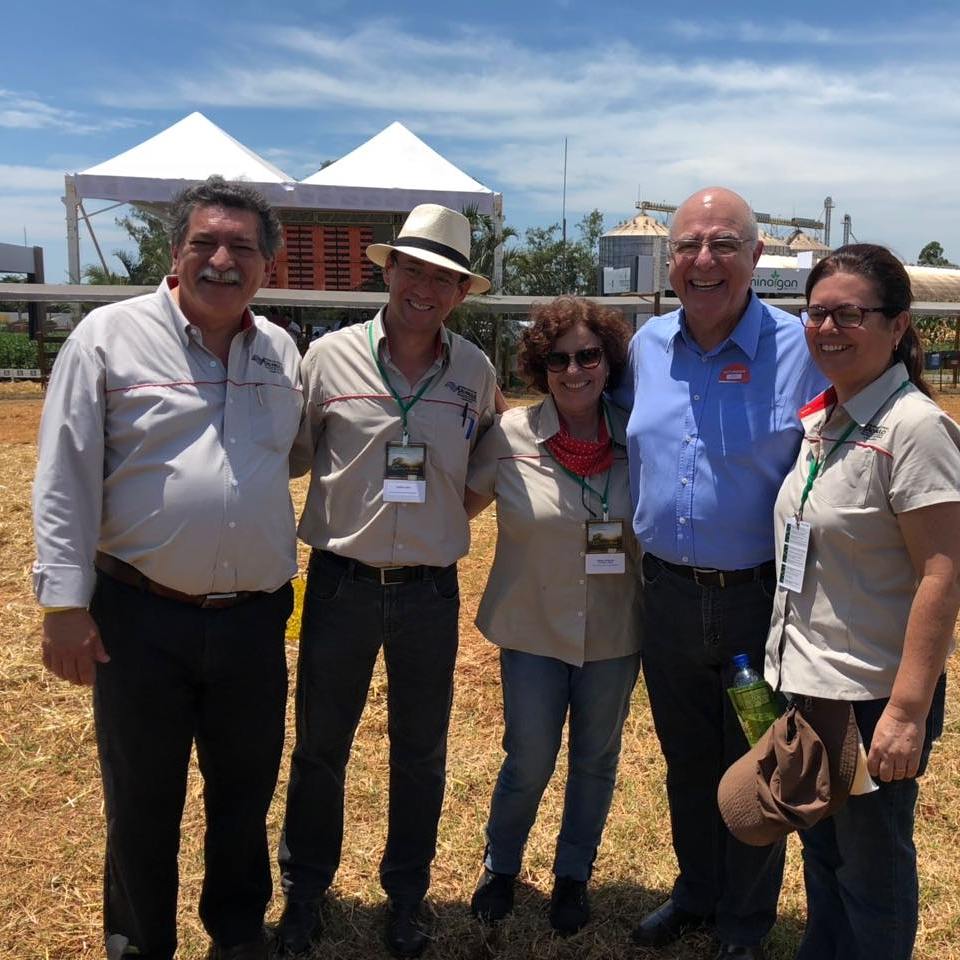ArnaldoJardim's tweet photo. Os moradores de Cândido Mota terão melhores condições de escoamento da produção agropecuária e com a recuperação da estrada rural CDM 172, pelo Programa Melhor Caminho/Pontos Críticos, do @governosp. Hoje visitei as obras, executadas pela @agriculturasp por meio da #Codasp https://t.co/czvCJ2T3AK