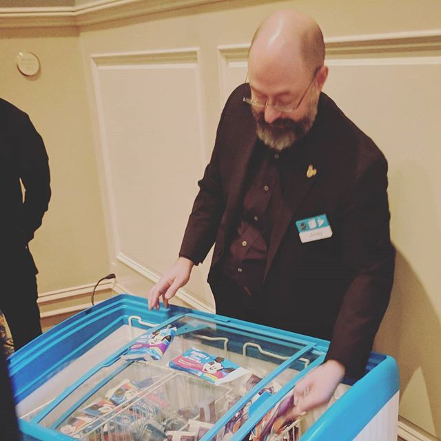 dubelclique's tweet photo. 🎶 Who can take a sunrise, sprinkle it with dew... 🎶 @sernovitz handing out #BreakfastIceCream at #SocialMediaOrg https://t.co/les2C3iGrV