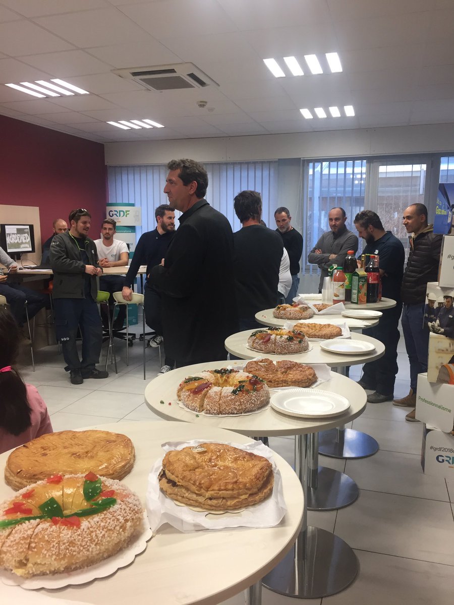 LaurenceBeretta's tweet photo. Aujourd'hui c'est galette à #AI TOULON et nos amis du #BEX merci @FranckGossery @senes_jc et Thierry RABINO. @pascal12339 #GRDFMED 2018. https://t.co/5DT7elyh1l