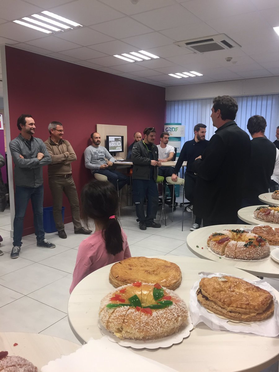 LaurenceBeretta's tweet photo. Aujourd'hui c'est galette à #AI TOULON et nos amis du #BEX merci @FranckGossery @senes_jc et Thierry RABINO. @pascal12339 #GRDFMED 2018. https://t.co/5DT7elyh1l