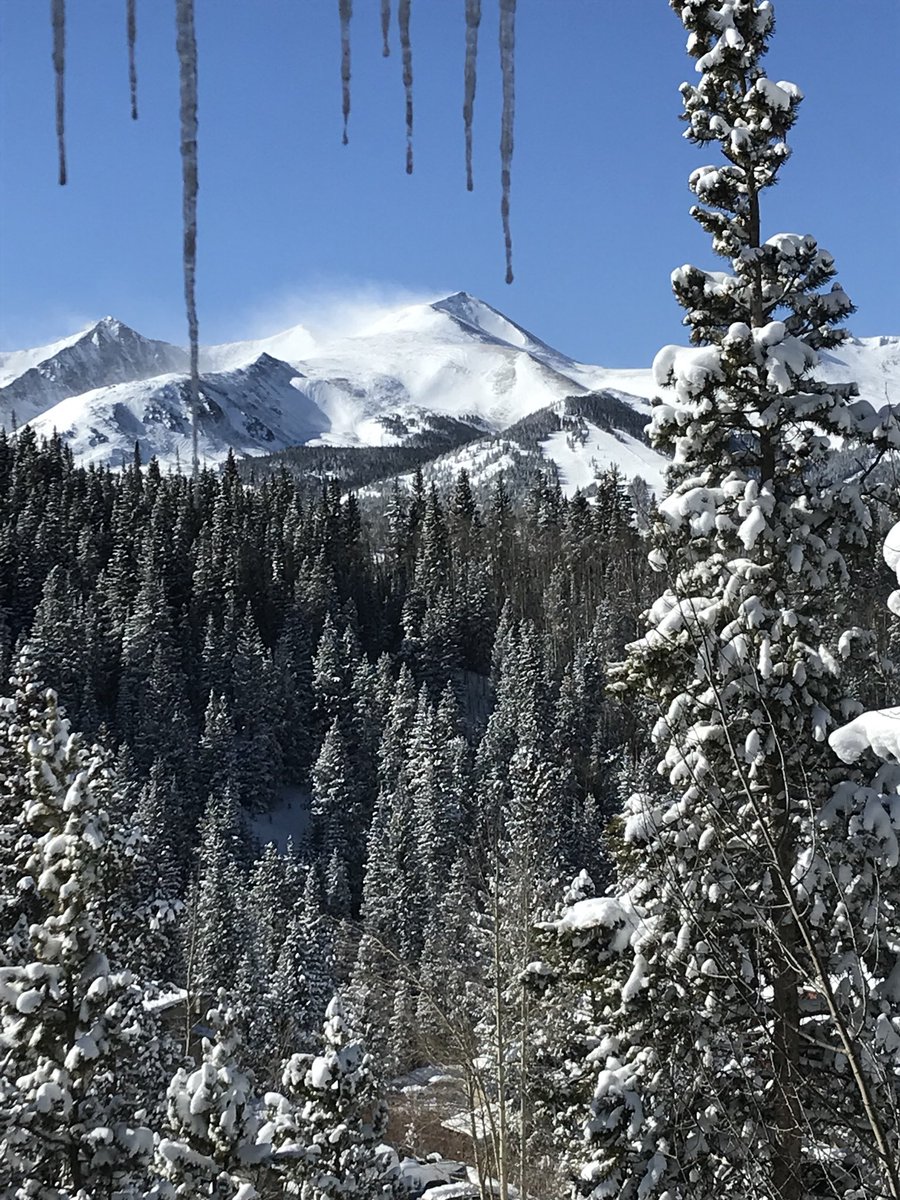 ColoradoRMR's tweet photo. It’s going to be a bluebird day out there! Who could wake up to this each morning? ✋❄️ #breckenridge #exploresummit #morningviews #coloradotography #tenmilerange #boreaspass #bluebird #skiing #snowboarding #winterhikes #icicles https://t.co/992X1KqkSX
