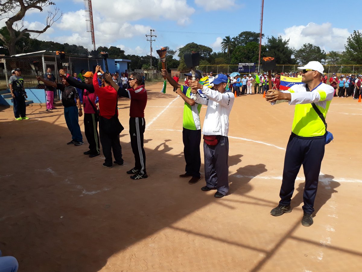 De esta manera iniciamos nuestros juegos deportivos🏅del personal docente activos y jubilados en conmemoración al mes del Educador👨‍🏫 #Heres #Bolivar 🏆 @MPPEDUCACION <a href="/JauaMiranda/">Elías Jaua</a>