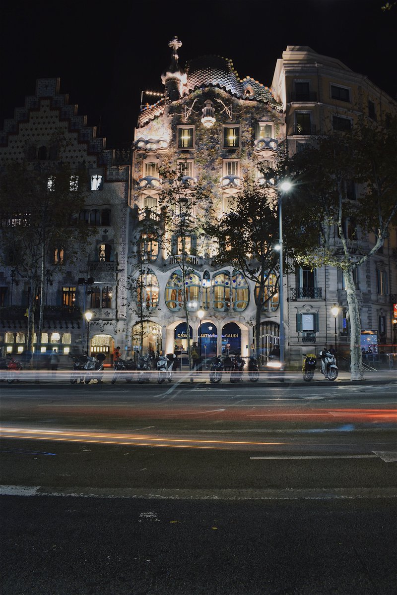 LudwigTalks's tweet photo. @CasaBatlloGaudi at Night 👉 https://t.co/cPDcTOF1C4 #Barcelona https://t.co/dSueV2Dbow