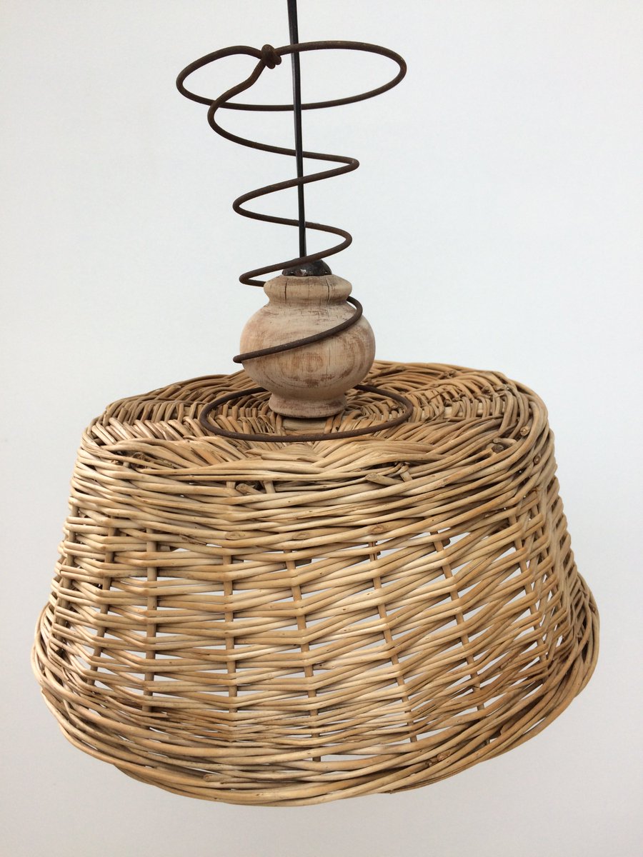 Beclub's tweet photo. L'expo de Karine Soulier s'achève le 26 janvier! La créatrice sera disponible sur place le vendredi 26 de 11h à 15h, objets à vendre sur place ;) #expo #brocante #nature #ecologie #matieresnaturelles https://t.co/BT8g0a5Ipl