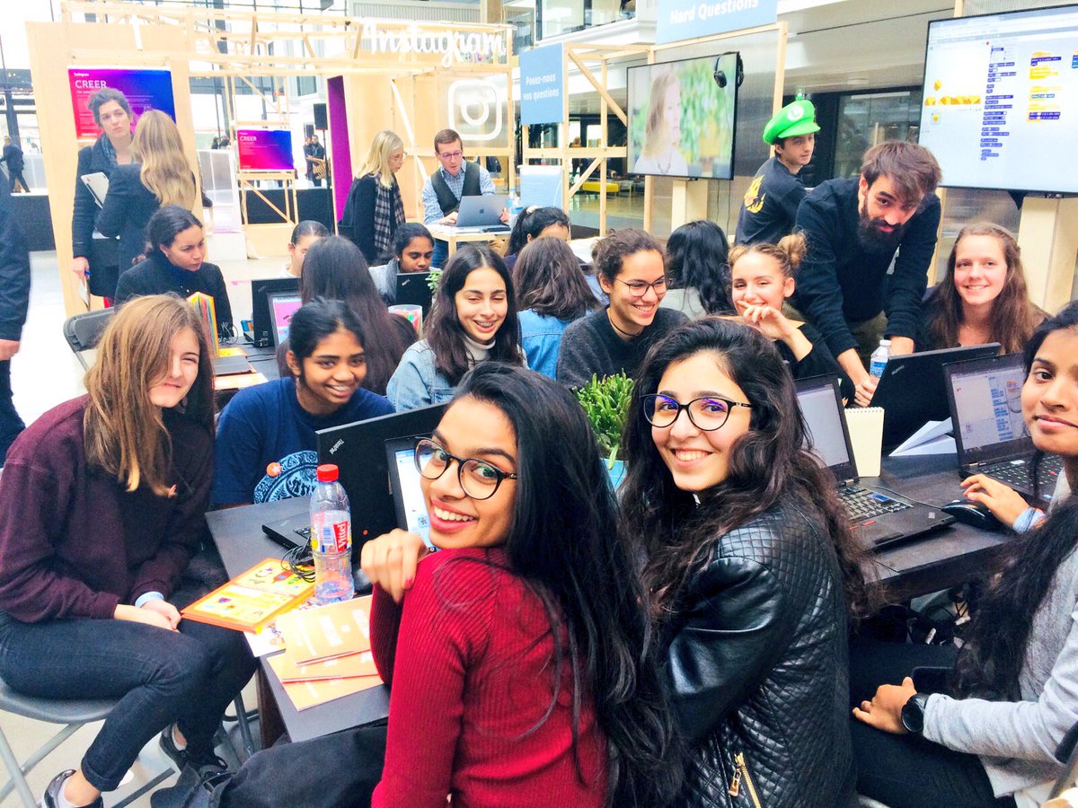 DanielaGuengant's tweet photo. 😎🚀Les filles prennent le contrôle à #FBconnexions et codent leurs premiers jeux vidéo en #RealiteAugmentee avec @MagicMakersAt @joinstationf @facebook https://t.co/mG83rA3z88