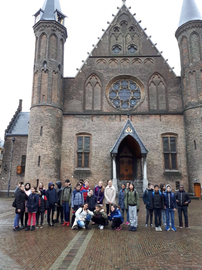 Obsdevoorzaan's tweet image. Samen democratisch beslissen. Groep 7&amp;amp;8 heeft TOPklas politiek in Den Haag. #obsdevoorzaan #ZaanPrimair #burgerschap