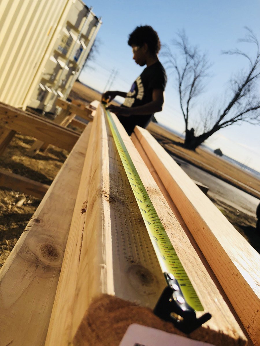 GPHSGophers's tweet photo. Gopher Construction students hard at work building a house that will become home for a local family in need. 👷🏽‍♀️👷🏼‍♂️🔨🏡 #GopherPrideInside @grandprairieisd @CTEinGPISD https://t.co/cKF4QyURQ4