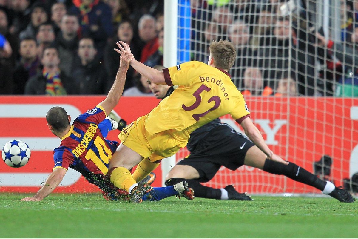 sergioalbarada's tweet photo. Una imagen que jamás olvidaré. Para mí, lo mejor Mascherano en Barcelona. #UCL2011 #GraciasMasche 👏👏 https://t.co/s7pWM9pj9T