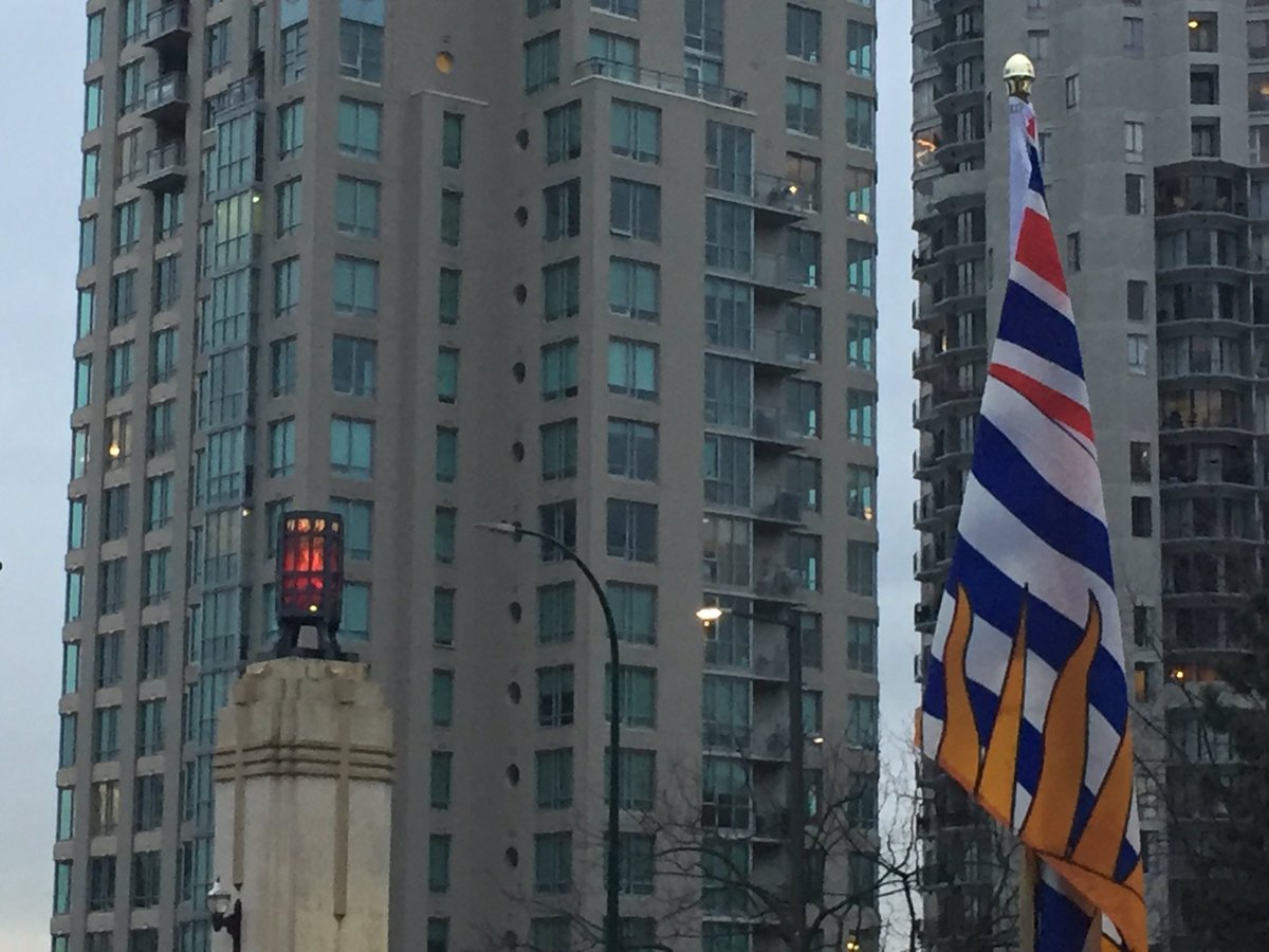 sarahkirby_yung's tweet photo. Grateful to join re-lighting of historic braziers installed in 1932 atop north &amp; south ends of #BurrardBridge - inspired by how soldiers stayed warm. They honour Canadians who served in WW1 on 100th year &amp; all veterans past and present. @VanHeritage @VeteransENG_CA https://t.co/ZutkMeZcIX