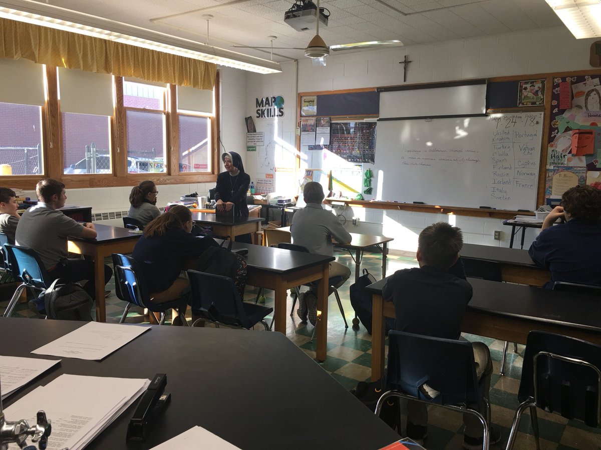 StJamesSchool2's tweet photo. Small class sizes and meaningful classroom discussions are a large part of our school’s charm. 💙💛 https://t.co/JG9YRRKK64