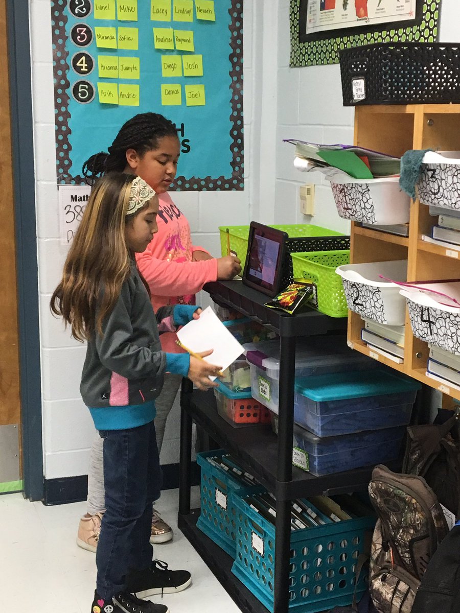 aprilvidal9241's tweet photo. Ss using #flipgrid to analyze poetry #michaelinspired #vidal17 https://t.co/2uUelr0sdJ