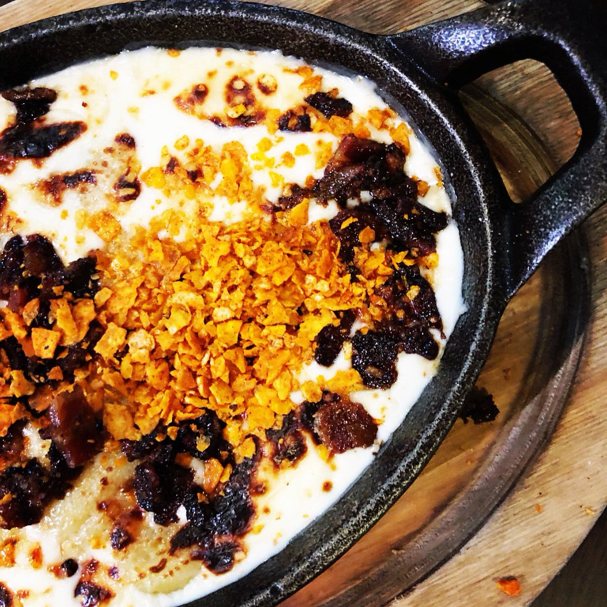 BatchDelray's tweet photo. Is it dinner yet? We’ve got ya covered with a serving of Mac attack the size of your face! 😋 @nikfit_nphillips5 really knows how to capture our cheesy side. #batchdelray #batchgastropub #foodpic #delray #delraymarketplace https://t.co/AJ7bGZFh72