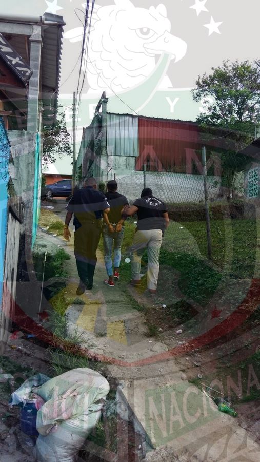 policiadepanama's tweet photo. En una operación contra el #Microtráfico, efectivos policiales de la #ZP14 capturaron en conjunto con el @PGN_PANAMA a 2 personas que se dedicaban en Villa Grecia, Las Cumbres, a la venta de sustancias ilícitas. #ManoFirme #LlamaAl104 https://t.co/ee7miDd4mr