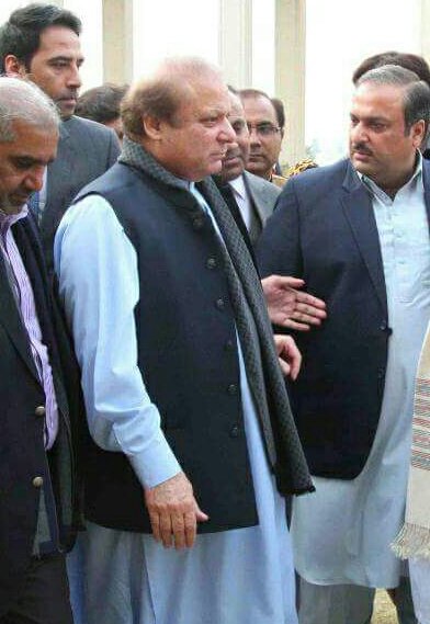 mbilalbut's tweet photo. مسلم لیگ ن ضلع ملتان کے صدر محمد بلال بٹ اسلام آباد میں نیب عدالت میں پیشی کے بعد قائد پاکستان میاں نوازشریف سے گفتگو کر رھے ھیں https://t.co/3Ftn0rlMiB