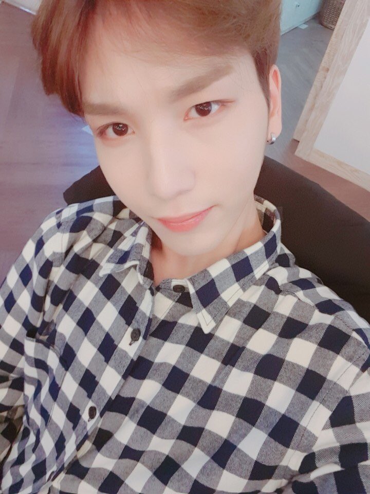 2able_wontop's tweet photo. 존재감 마구 뿜어내며 ‘turn it up’ 첫방을 마친 원탁이 보시면서 모두 탁나잇 하세요 💫
그럼 오늘도 힘찬 응원 부탁드려요 ( •̀∀•́ )✧

#RAINZ #레인즈 #원탁 #탁이 
#역시 #��량섹시 #주원탁 https://t.co/Z4mPPJNmGu