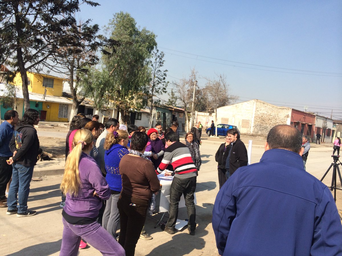 leguino's tweet photo. Vecinos participando en la Recuperación validando opinando sobre el espacio recuperado 
Ex Reten  un Lugar de encuentro para las Niñas Niños Jovenes y Adultos de La Legua @CanaldelaLegua @PlanLegua https://t.co/M3maLC2yWd
