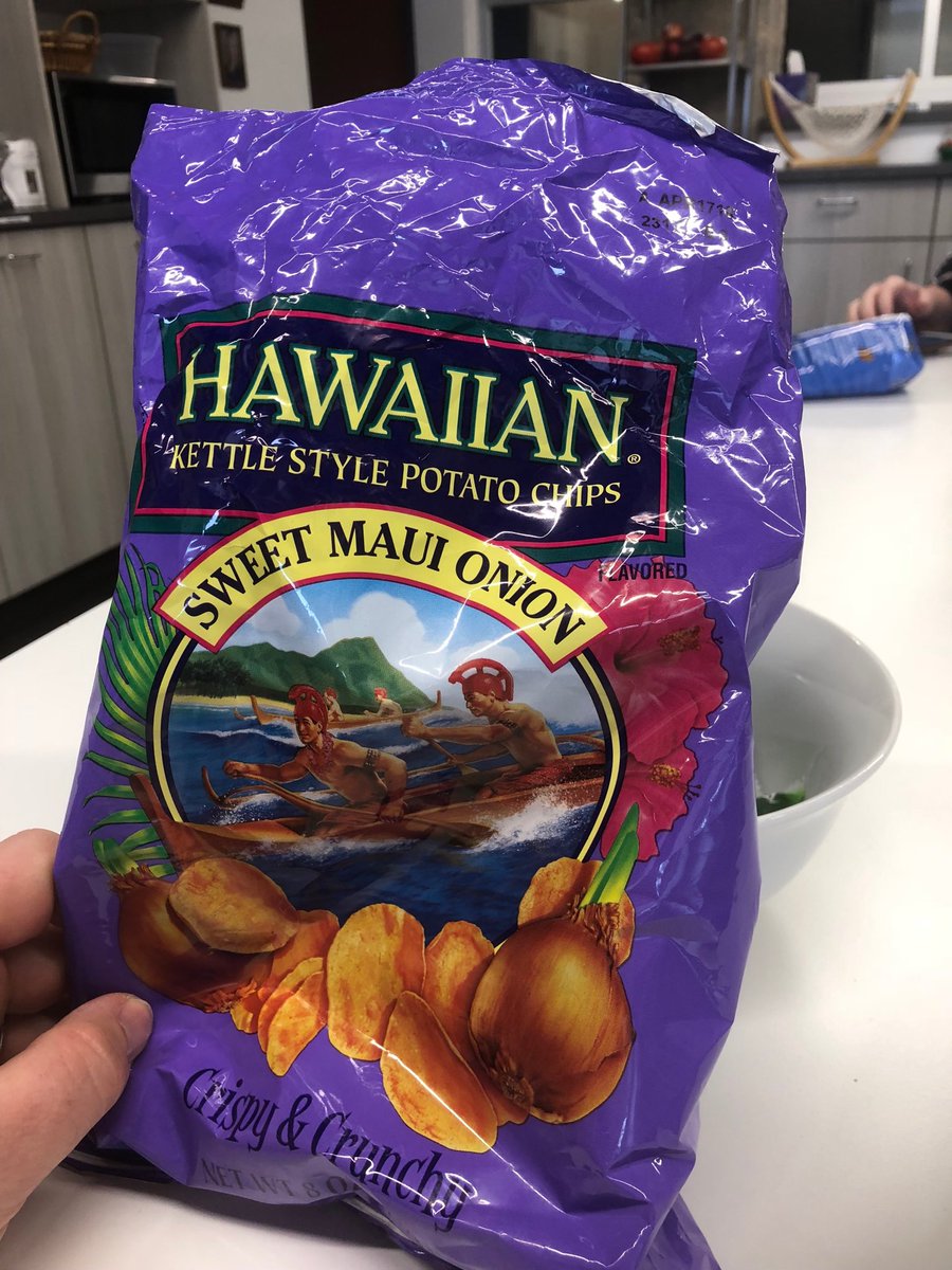 Jaredewy's tweet photo. Hawaii coming back strong with the potato chip. #Makingupforpizza #likeanislandparadiseinmymouth https://t.co/a3Bzyd0a8A