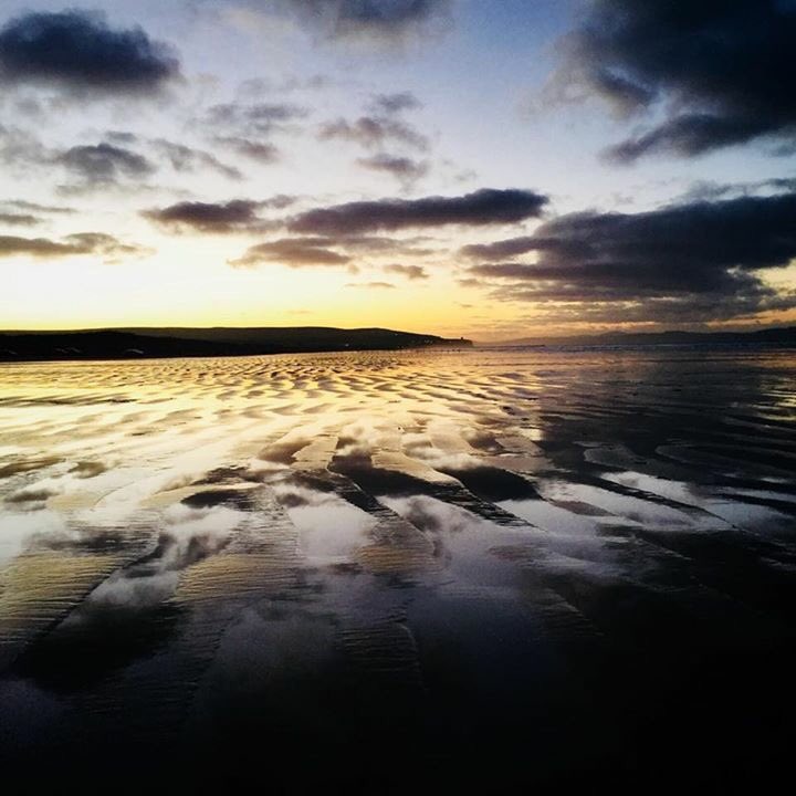 Who said beaches could only be enjoyed in summer? This winter sunset at <a href="/PStrandNT/">Portstewart StrandNT</a> is simply breathtaking.

Thanks to our Visitor Experience Officer, Denise for the beautiful photo. #sunset #naturereserve #beach #causewaycoast