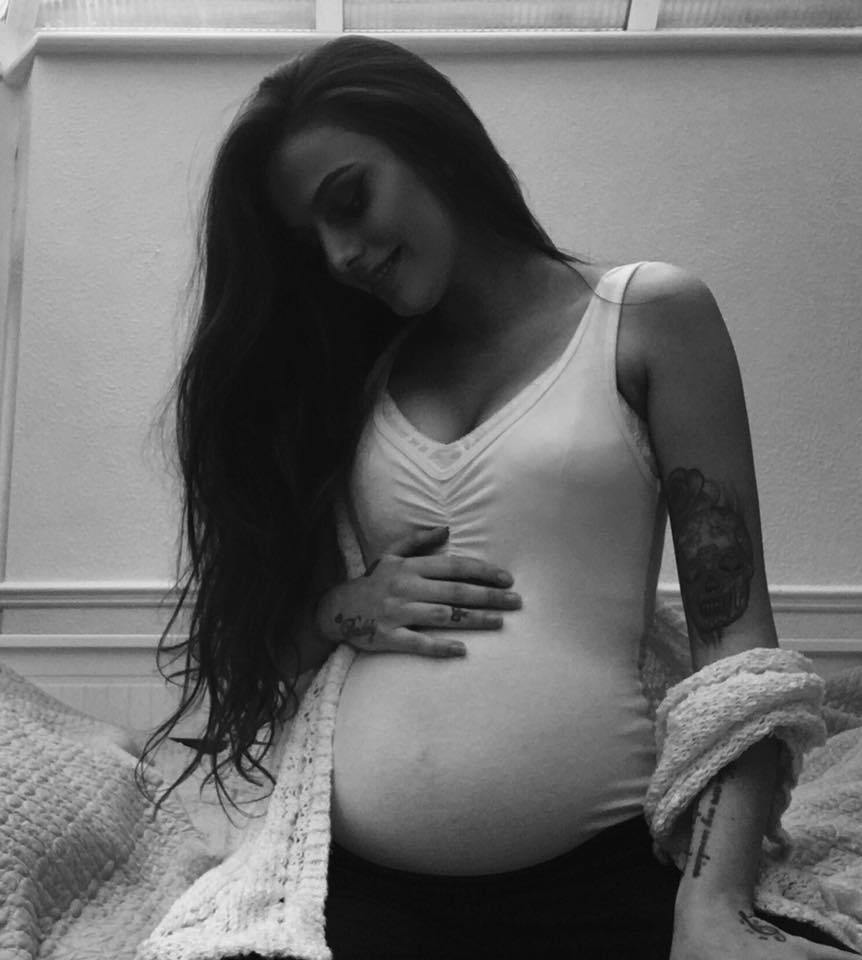 CelebMix's tweet photo. Cher Lloyd announces pregnancy, confirms return to music https://t.co/VPO8UMFZHR https://t.co/Yhi3r1yIQv
